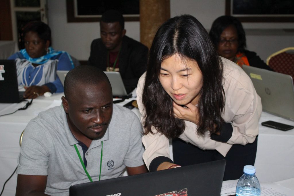  - IFIPRI Ara Go explains to one of the participants